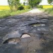 dziury w drodze (fot. Wikipedia@Paweł Kużniar)