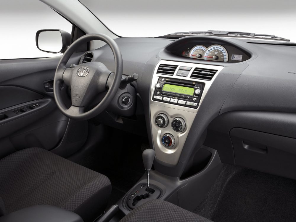 Toyota Yaris Sedan Wnętrze 2
