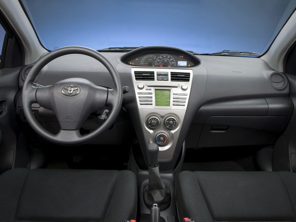 Toyota Yaris Sedan Wnętrze