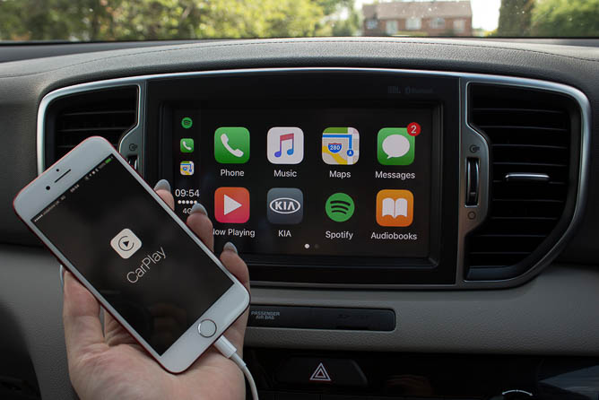 apple carplay, apple, carplay, mandat za telefon, korzystanie z telefonu w samochodzie, telefon, telefon komórkowy